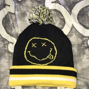 Nirvana Smiley Pompom Benie